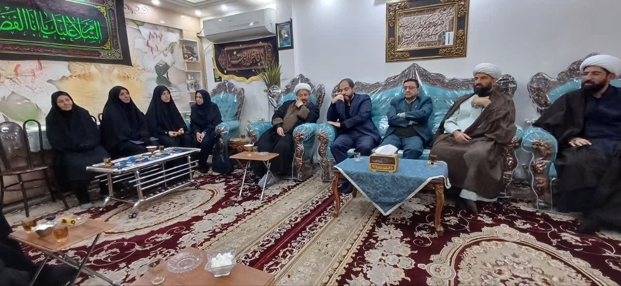 دیدار مسئولان دانشگاه علوم پزشکی تهران با خانواده نیلوفر رسولی کارشناس اتاق عمل بیمارستان بهارلو و همسر شهید مسعود فصیحی 